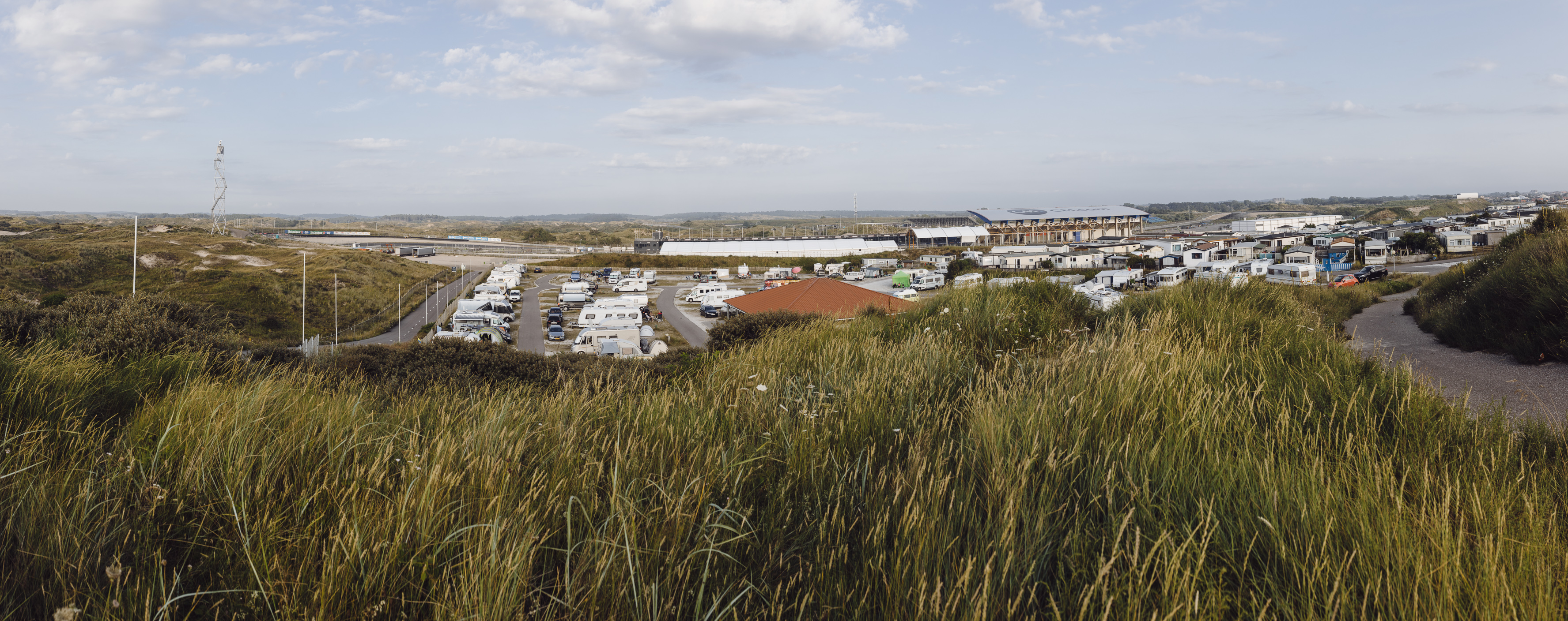Im Hintergrund des Campings die berühmte F1-Rennstrecke Zandvoort